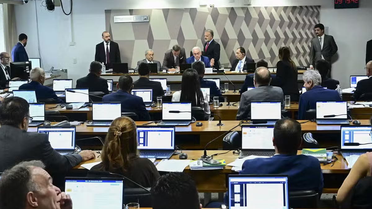 Decisão do CCJ impede recursos e votações no plenário. Alvo de pressões internas e protestos, texto ampliava proteção a parlamentares na Justiça.