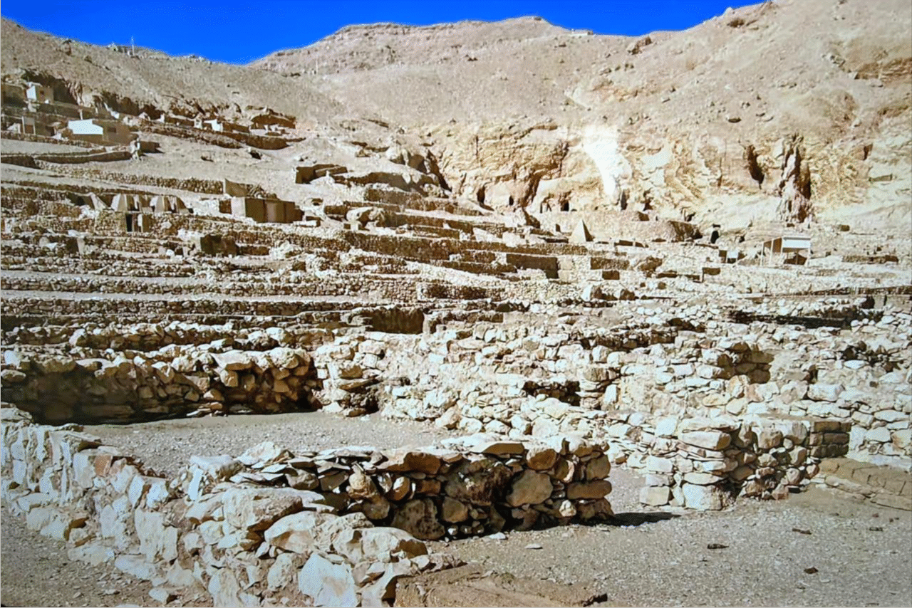 Deir Almedina: O mistério da gigantesca vila de 3.500 anos com 68.000 casas descobertas sob as areias do Egito 4 Deir Almedina 2 1