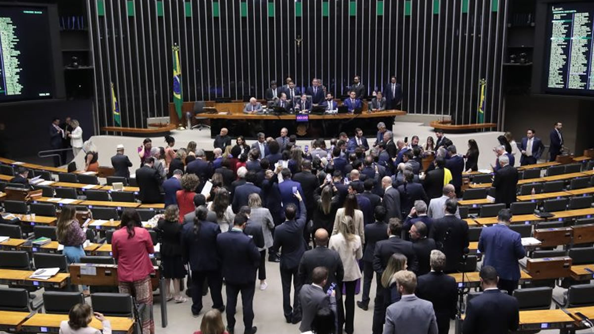 Câmara dos Deputados aprova urgência de projeto da anistia