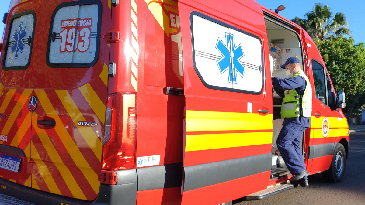 O homem foi socorrido pela equipe do Corpo de Bombeiros nas primeiras horas da manhã deste domingo