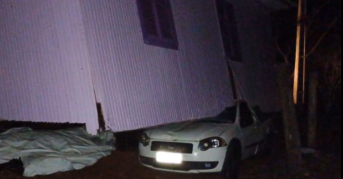 Defesa Civil confirma tornado em Barra Bonita na noite de sábado 4 Segundo próximo a Defesa Civil nas cidades de São Miguel do Oeste e Barra Bonita, houve registro de queda de granizo e danos por conta da passagem de um tornado