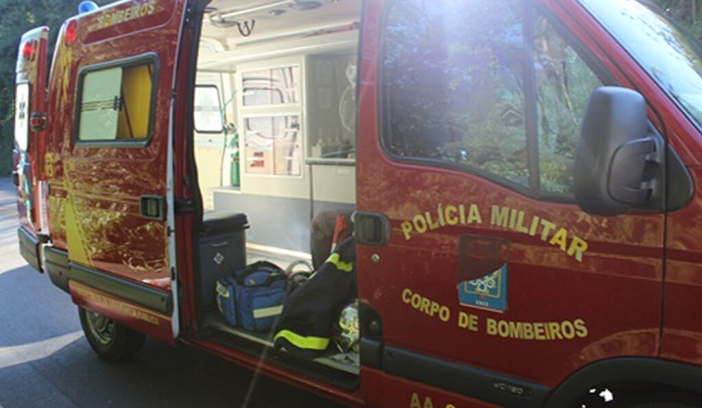 Ao manobrar veículo pai acaba atropelando filho de 10 meses 2 Segundo as informações o pai foi manobrar o veículo para sair da garagem quando a fatalidade aconteceu