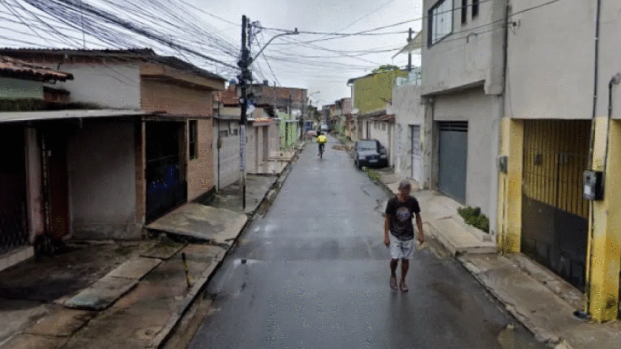 Homem é morto a facadas no Recife e tem genitais arrancados; crime brutal aconteceu diante do filho de dois anos.