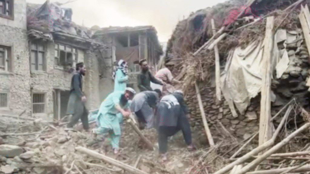 Terremoto de magnitude 6 deixa mais de 800 mortos e milhares de feridos 2 Um terremoto de magnitude 6 atingiu o leste do Afeganistão na noite de domingo (31), causando devastação nas províncias montanhosas de Kunar, Nangarhar e Laghman.