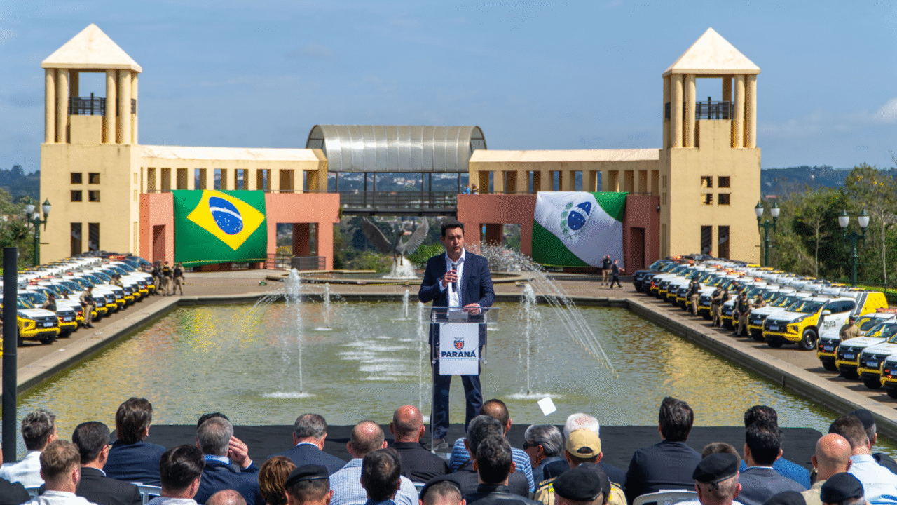Paraná faz maior investimento em segurança da história: R$ 116 milhões em viaturas, fuzis e helicópteros 8 Ratinho Junior entrega pacote de R$ 116 milhões com helicópteros, viaturas RAM 3500, fuzis e tecnologia para reforçar a segurança no Paraná.
