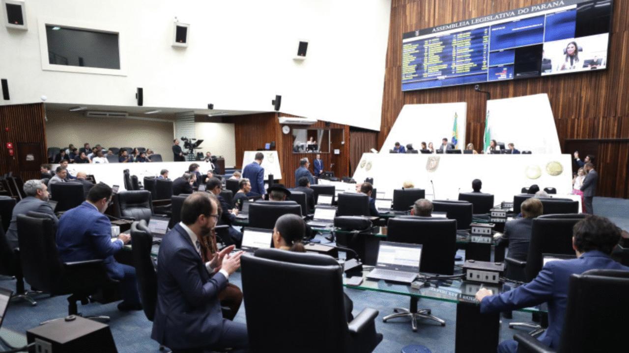 Assembleia aprova validade indeterminada para laudos de diabetes tipo 1 e amplia atuação de geólogos em empresas no Paraná.