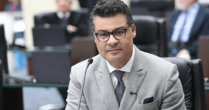 Deputado propõe punições para quem danificar placas de obras públicas no Paraná 14 crys 20 1