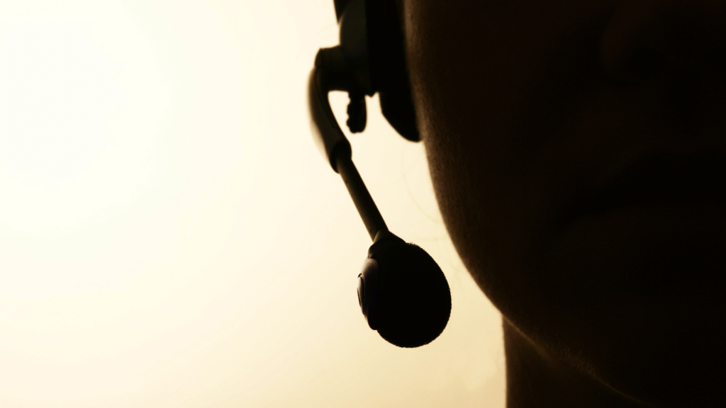 Fim do prefixo 0303 faz disparar queixas contra telemarketing em todo o Brasil 2 A retirada da obrigatoriedade do prefixo 0303 para identificar chamadas de telemarketing gerou preocupação entre consumidores, que relatam aumento expressivo de ligações indesejadas e insistentes.