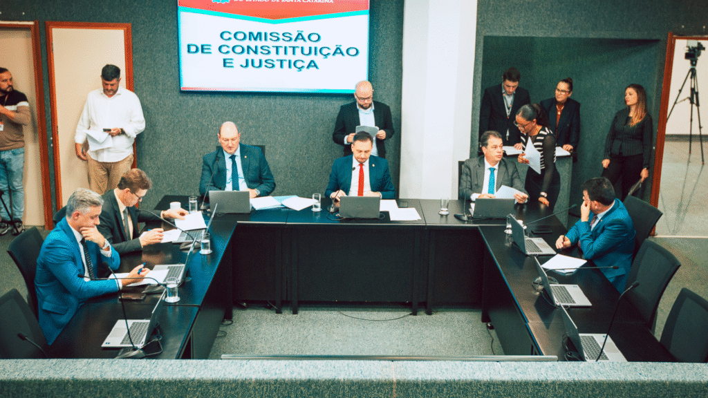 CCJ de SC rejeita veto a projeto que autoriza parteiras a emitir declarações de nascidos vivos 2 CCJ de Santa Catarina recomenda rejeição a veto do governo e mantém projeto que autoriza parteiras a emitirem declarações de nascidos vivos
