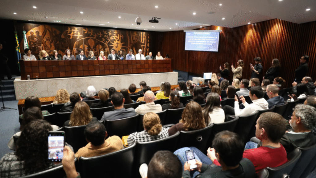 Alep discute criação do Estatuto Paranaense da Pessoa com Síndrome de Down 2 Assembleia Legislativa do Paraná debate criação do Estatuto da Pessoa com Síndrome de Down, que amplia direitos em saúde, educação e inclusão social