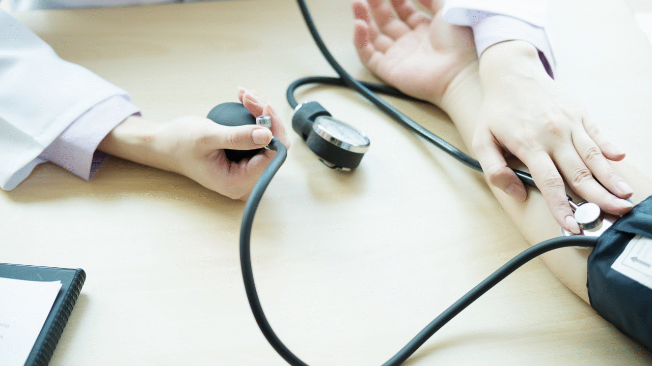 Nova diretriz da SBC define pressão arterial de 12 por 8 como pré-hipertensão e reforça medidas preventivas contra doenças cardiovasculares.