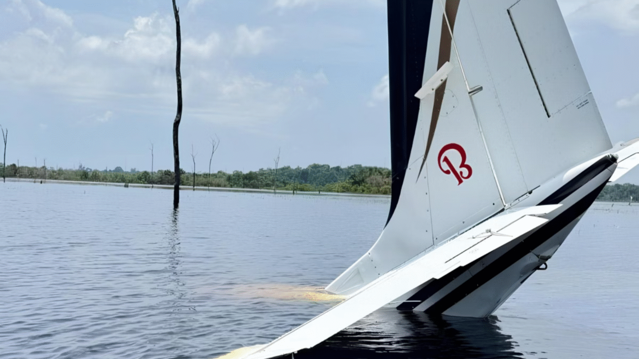 Caças da FAB perseguem avião vindo da Venezuela no Amazonas. Piloto lança aeronave em represa e abandona quase 400 kg de skunk.