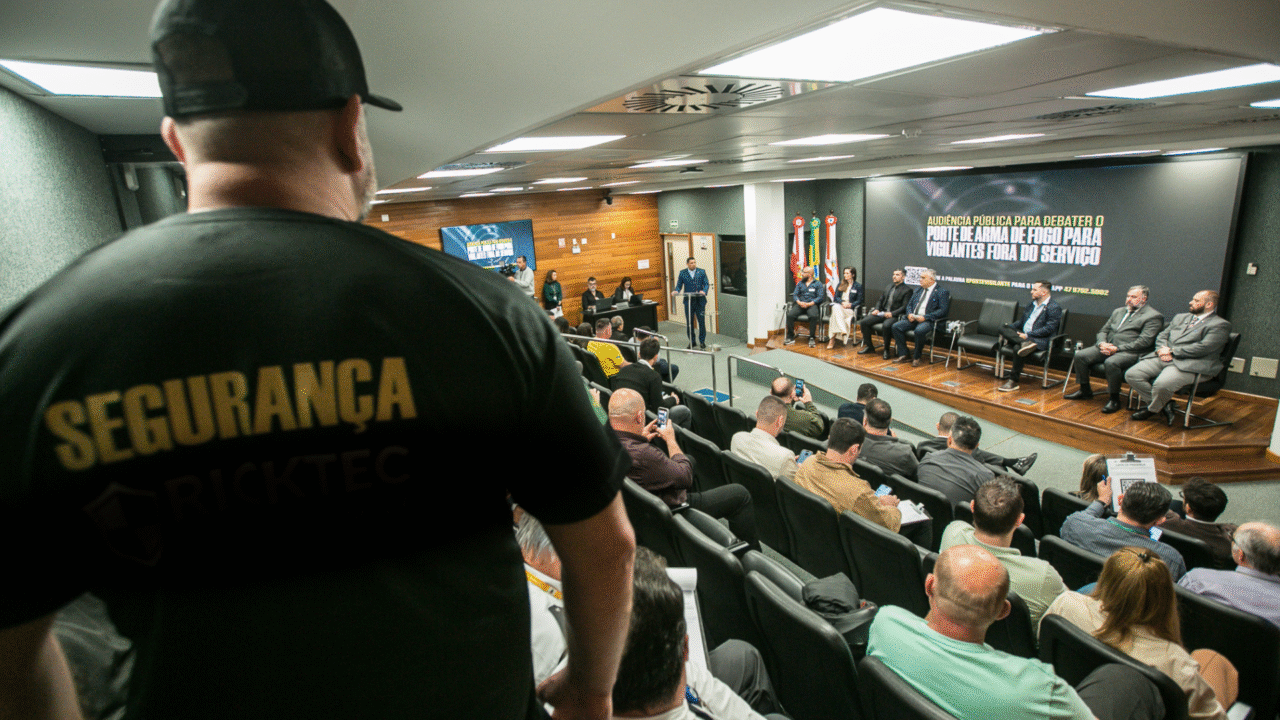 Audiência na Alesc discute projeto que autoriza vigilantes privados a portar armas fora do serviço para aumentar proteção da categoria.