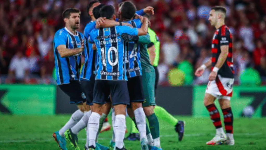 Volpi marca de pênalti e salva o Grêmio no Maracanã 2 O Grêmio, em momento complicado no campeonato, surpreendeu ao segurar o Flamengo no Maracanã neste domingo (31).