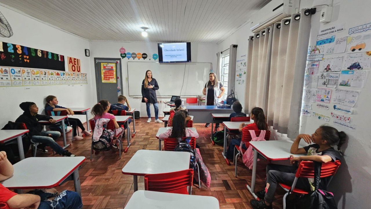 Alunos das escolas Luiz Savoldi e Jacob Maran participaram de palestras com nutricionista e educadora física dentro do PSE