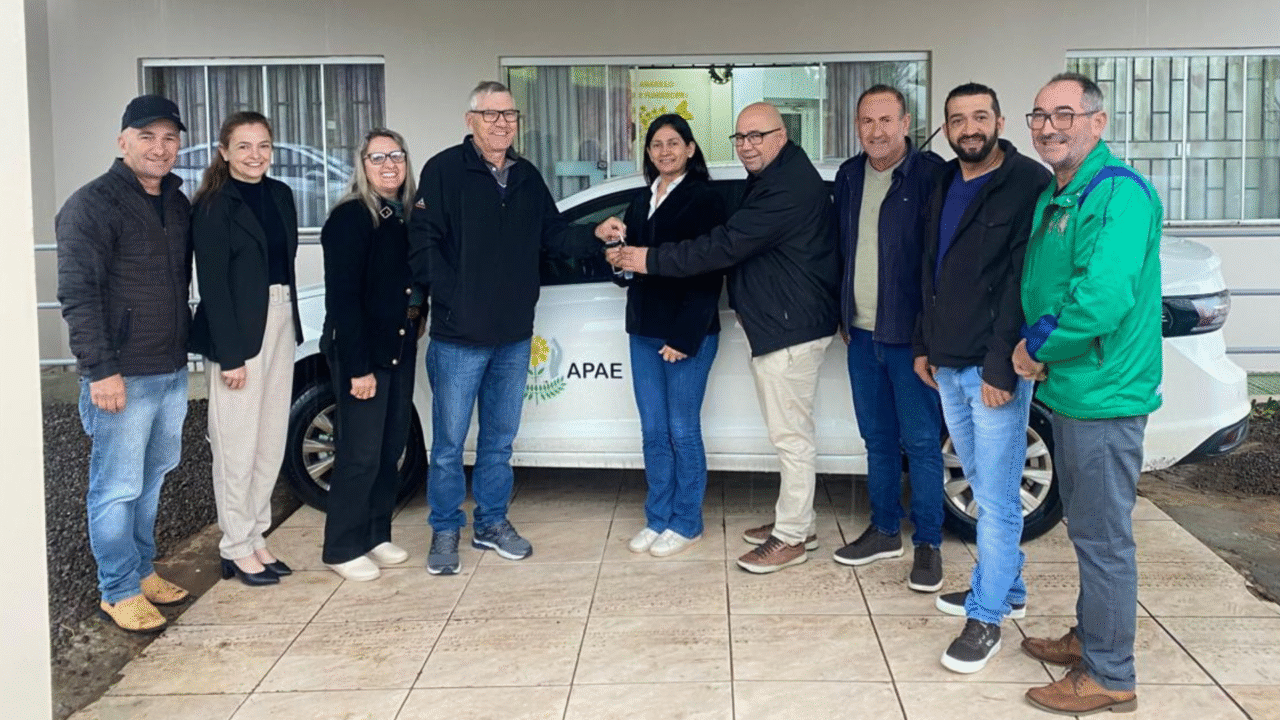 APAE de Guarujá do Sul recebe veículo novo e investimento em energia solar 3 O ato contou com a presença da Prefeita Eliane Fanton, do secretário de Saúde Pedro Woicieckoski, da diretora da APAE Anailde kuhn