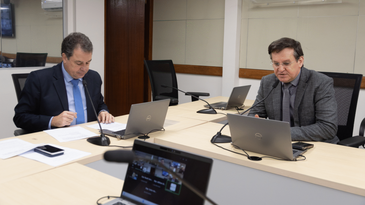Comissão da Alesc aprova projetos que proíbem danças sexualizadas em escolas e instituem política estadual de combate à pedofilia.
