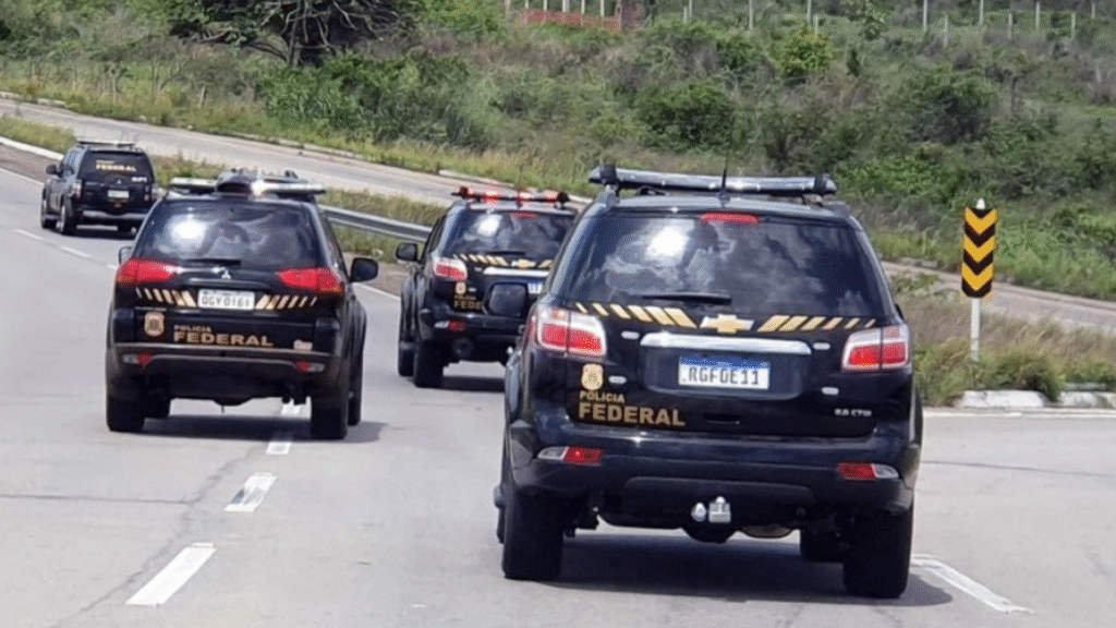 PF prende mulher por vender conteúdo sexual dos próprios filhos 2 PF prende mulher em Belford Roxo acusada de vender conteúdo sexual dos próprios filhos; suspeita pode responder por estupro de vulnerável.