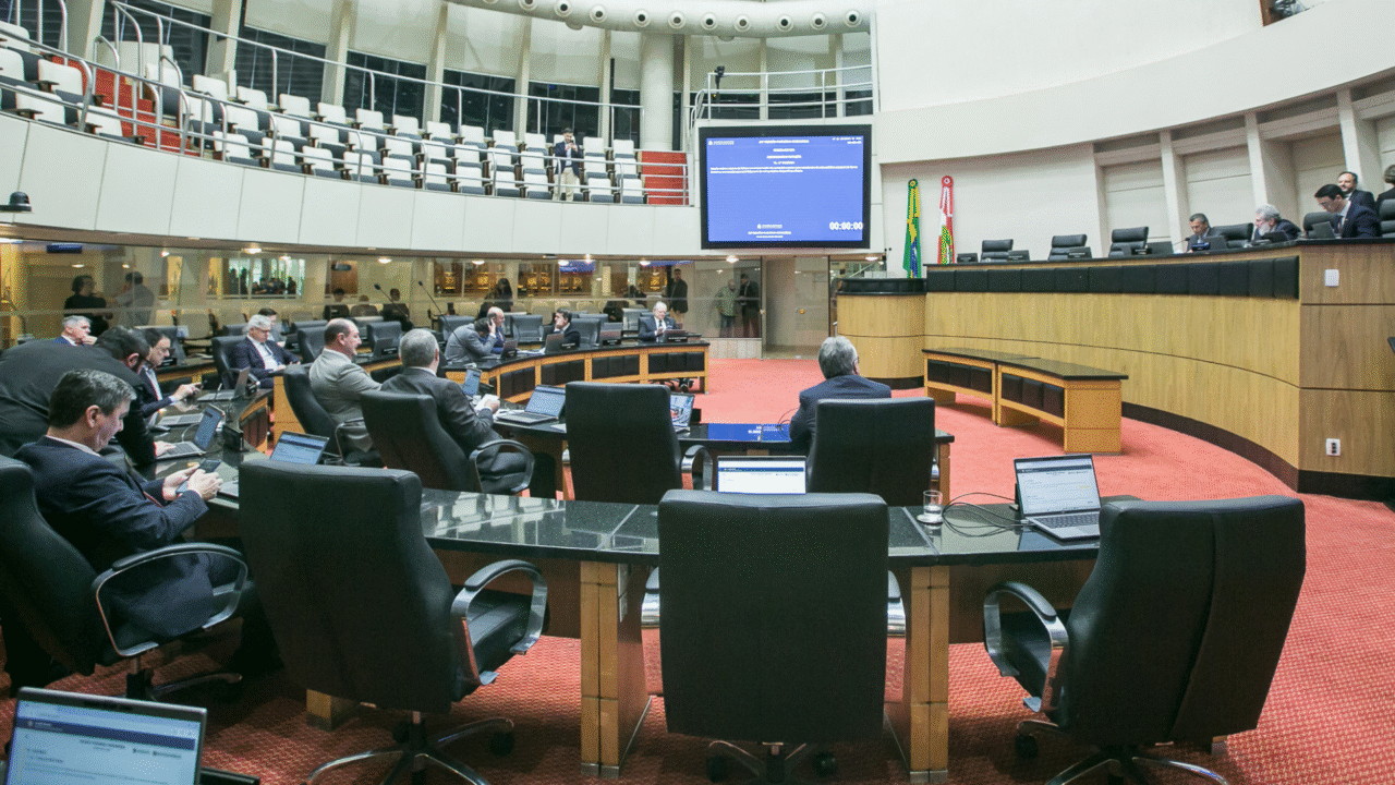 Estudantes da rede pública de SC terão direito ao abono de faltas e reposição de conteúdo ao representarem seleções em competições esportivas oficiais.