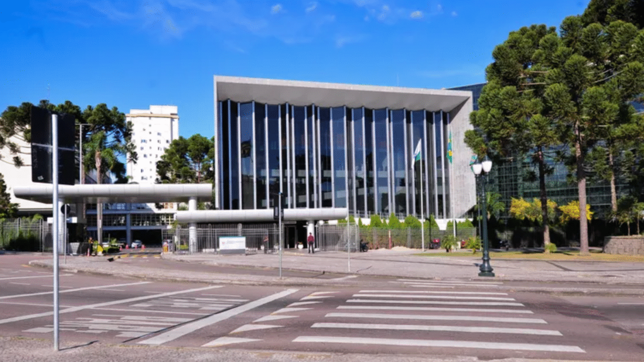 Novo Código de Ética da Assembleia do Paraná prevê punições, amplia regras de conduta e busca garantir debates mais respeitosos entre deputados.