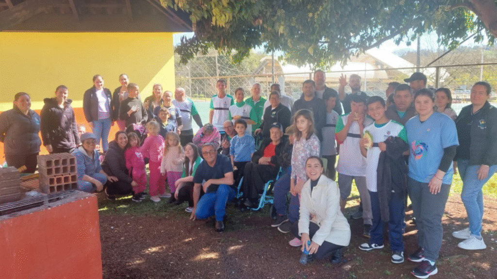 Jogo entre Funcionários da Prefeitura e alunos da APAE promove integração e emoção 3 Evento em Bom Jesus do Sul reuniu esporte, inclusão e confraternização, com vitória da APAE nos pênaltis após empate de 3 a 3