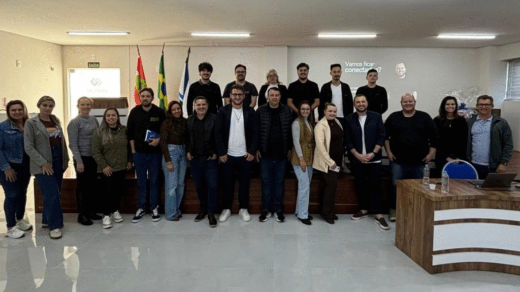 Servidores participam de curso sobre Comunicação Pública Inteligente 2 Representando o município de Guarujá do Sul, participaram o assessor de imprensa Djonatan Hauschild e a chefe de gabinete Janice Eberhardt