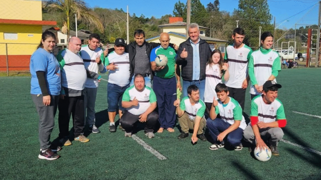Jogo entre Funcionários da Prefeitura e alunos da APAE promove integração e emoção 2 crys 50