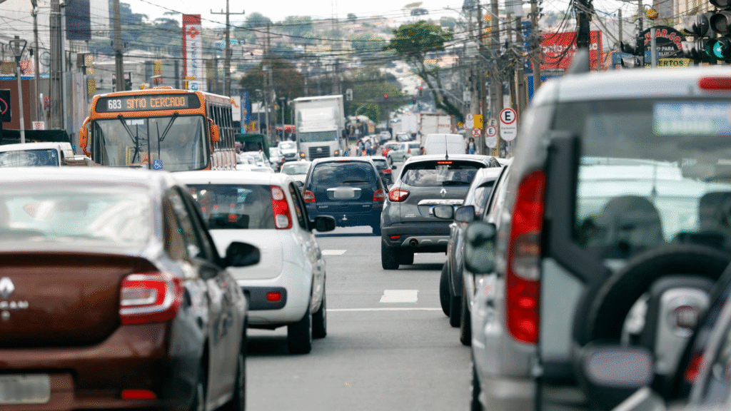 Emplacamentos de veículos no Paraná crescem 34% em 2025 e superam números de anos anteriores 2 O Paraná registrou aumento de 34% no número de emplacamentos de veículos entre janeiro e agosto de 2025, em comparação com o mesmo período do ano passado.