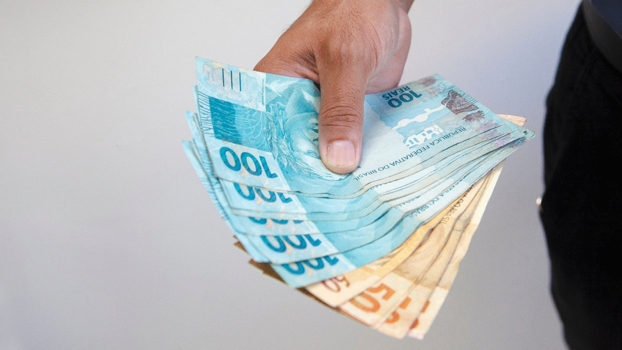 Bancos terão de avisar clientes com antecedência sobre débitos automáticos interbancários, conforme nova regra da Febraban.