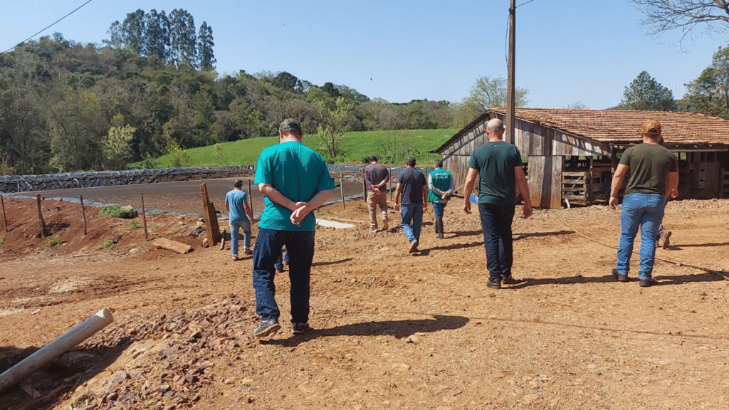 Produtores de Bom Jesus do Sul aprendem técnicas de bovinocultura leiteira 2 O município de Bom Jesus do Sul investe em capacitação de produtores com curso prático e teórico sobre instalações para bovinocultura leiteira