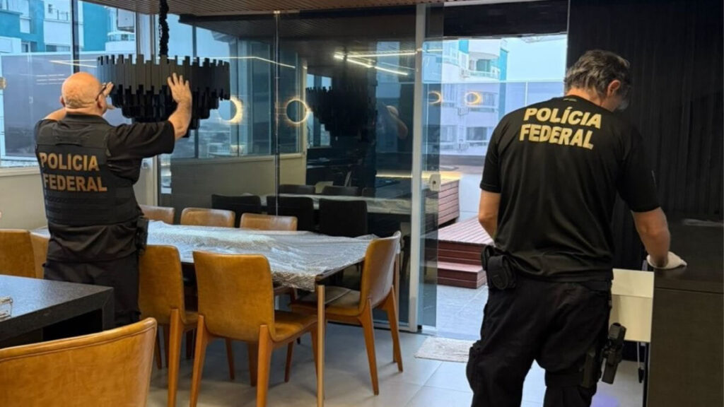 Organização suspeita de traficar 70 mulheres é alvo de megaoperação em SC e na Irlanda 2 Mandados foram cumpridos em Florianópolis, São José, Palhoça, Biguaçu e Camboriú; a organização é suspeita de traficar mulheres para fins de exploração sexual