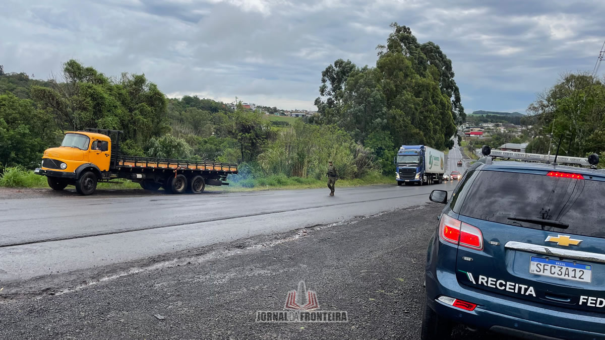 Caminhão carregado com 10 toneladas cobre é apreendido após perseguição, em Barracão 4 Ao receber ordem de parada o motorista iniciou a fuga, no entanto ao chegar a Serra do BNH, ele perdeu o controle e acabou tombando o caminhão