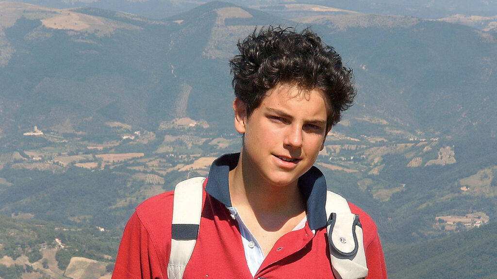 O adolescente italiano Carlo Acutis, se tornou o primeiro santo da geração "millennial", em cerimônia conduzida pelo papa Leão XIV na Praça de São Pedro, no Vaticano