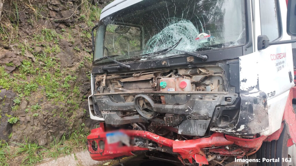Três pessoas morrem em grave acidente na BR 163, em Capanema 2 Acidente ocorreu na manhã desta quinta-feira. As três pessoas que morreram estavam em uma Fiat Doblò que colidiu frontalmente com um caminhão