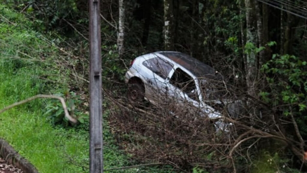 Desgovernado veículo acabou caindo em uma ribanceira. A Polícia Militar realizou buscas mas o condutor não foi localizado