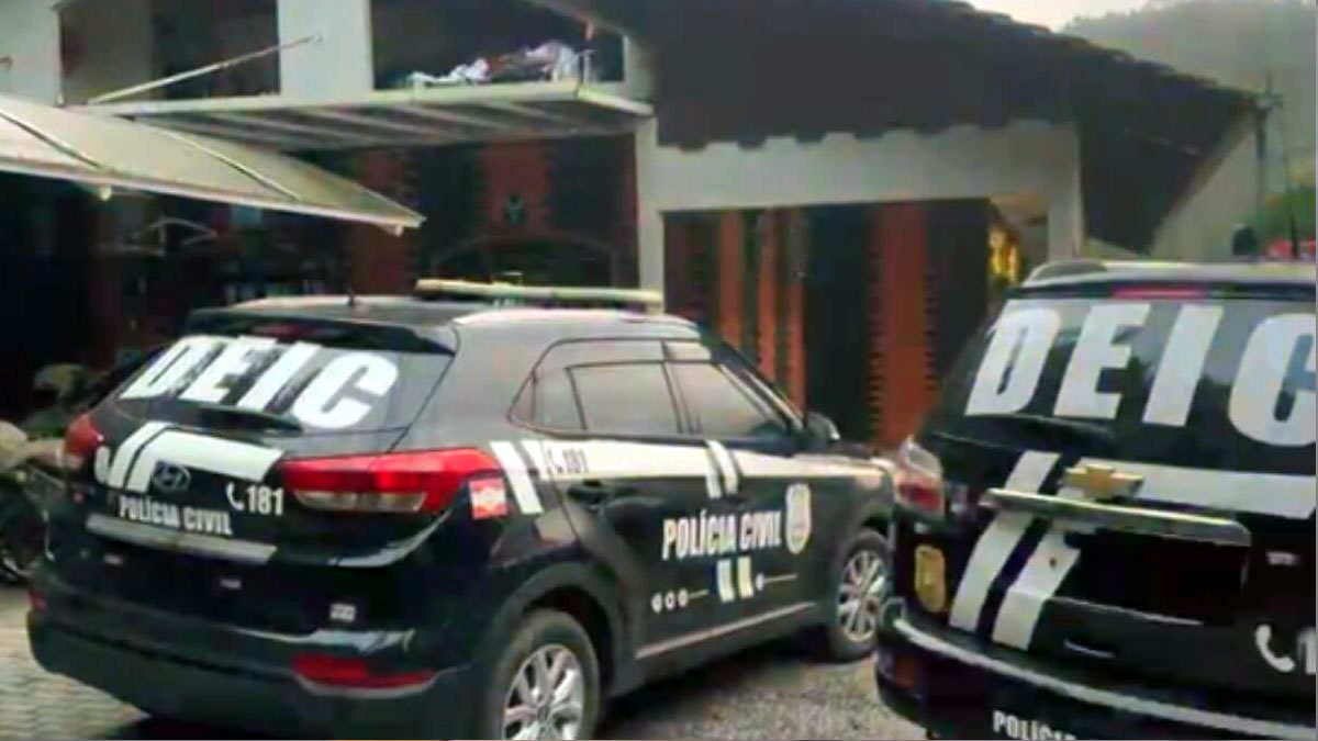 Suspeitos de mensagens de ameaças de morte contra Jorginho Mello são alvos de operação 3 Trabalho foi deflagrado nesta segunda (15), quando foram cumpridos cinco mandados de busca e apreensão contra suspeitos de incitar violência em um grupo de WhatsApp