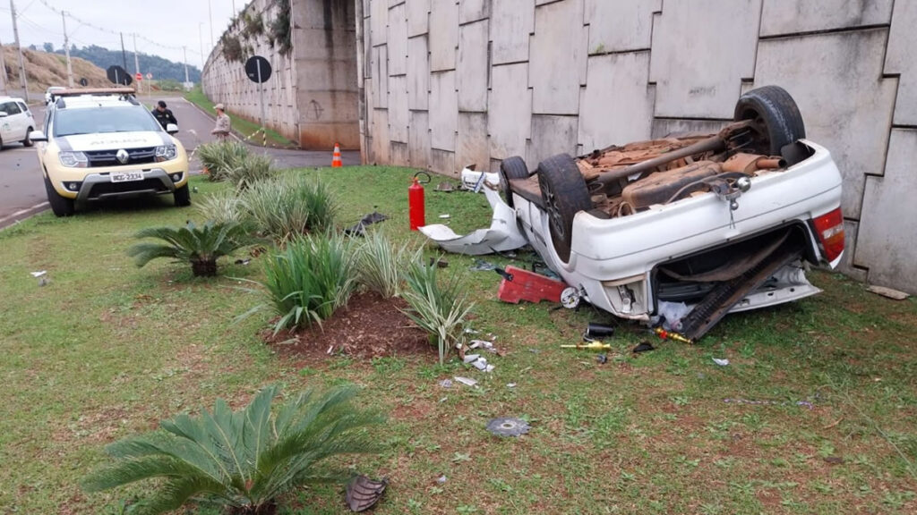 Jovem morre após carro cair de viaduto em Francisco Beltrão 4 O jovem de 26 anos ficou preso às ferragens e morreu no local. Ele estava acompanhado de uma mulher que sofreu ferimentos graves