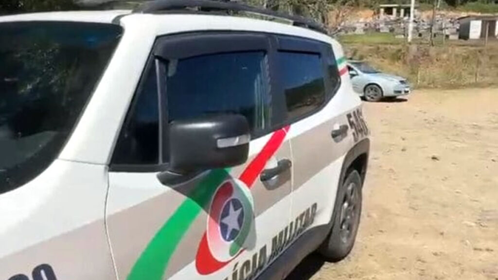 Imagens revelam que assaltante fez campana antes de invadir a casa no bairro Estrada das Areias