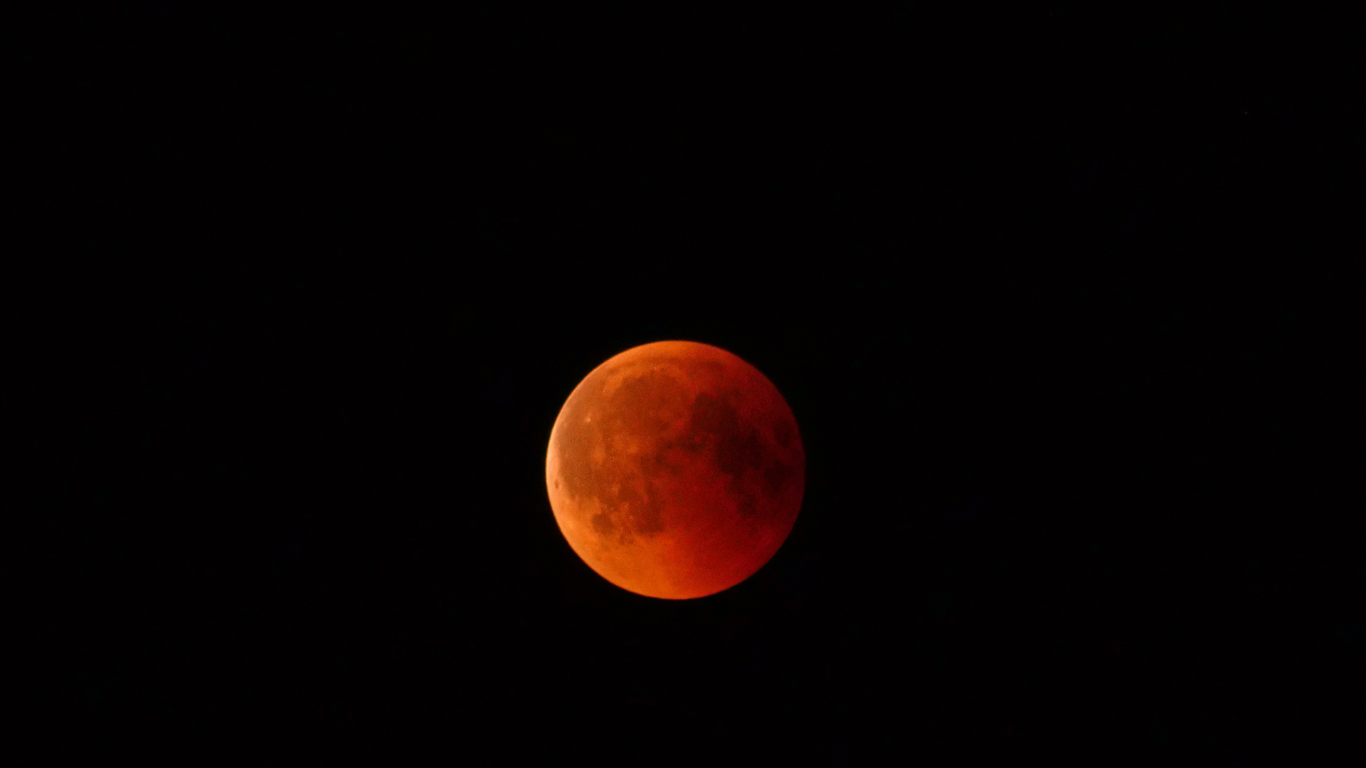 Eclipse lunar total revela a “Lua de Sangue” neste domingo (07) 2 Eclipse lunar total revela a “Lua de Sangue” neste domingo (07)
