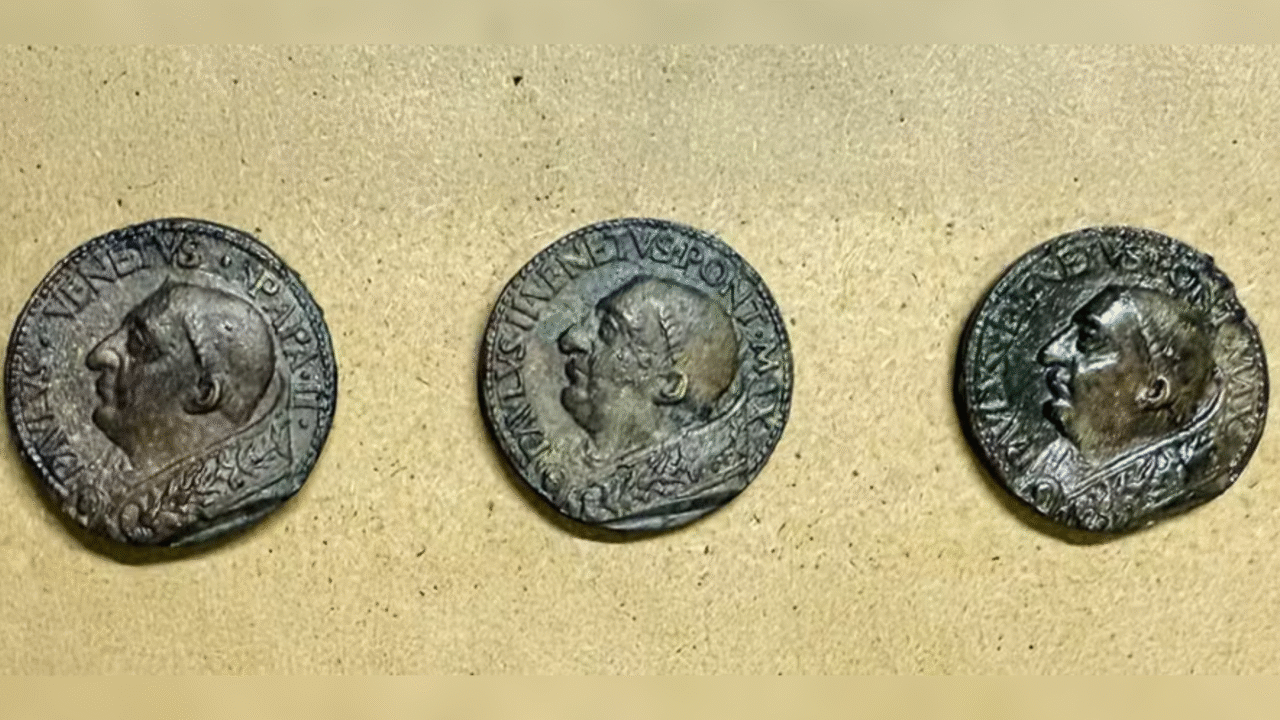 Escavações do metrô de Roma revelam medalhas raras do Papa do século XV
