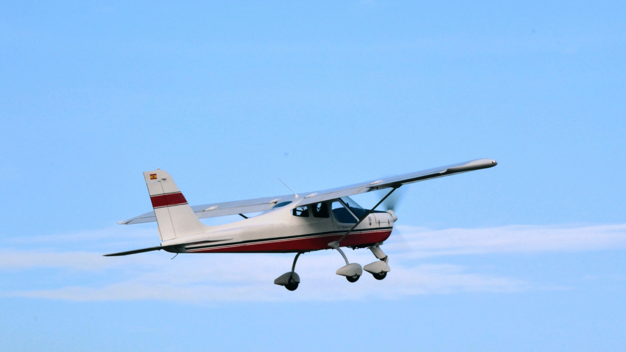 Avião faz pouso de emergência em autódromo nos EUA e atinge barreira de proteção