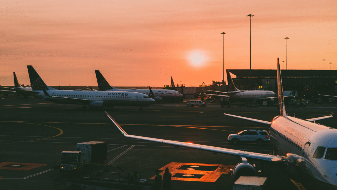 Ciberataque derruba sistema de check-in e causa caos em aeroportos da Europa