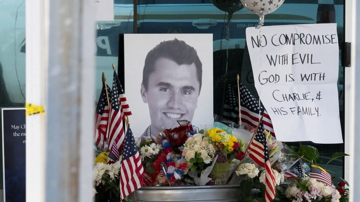 O suspeito de matar Charlie Kirk, está preso após ser identificado em imagens pelo próprio pai
