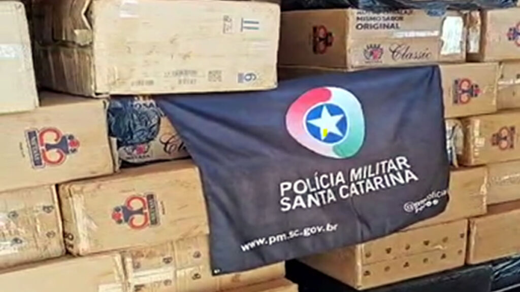 Caminhão carregado com cigarros contrabandeados e armas são apreendidos no interior de Dionísio Cerqueira 4 A ação aconteceu durante o cumprimento de um mandado de busca e apreensão na casa de um homem suspeito do crime de furto. Na propriedade os policiais localizaram o caminhão e as armas