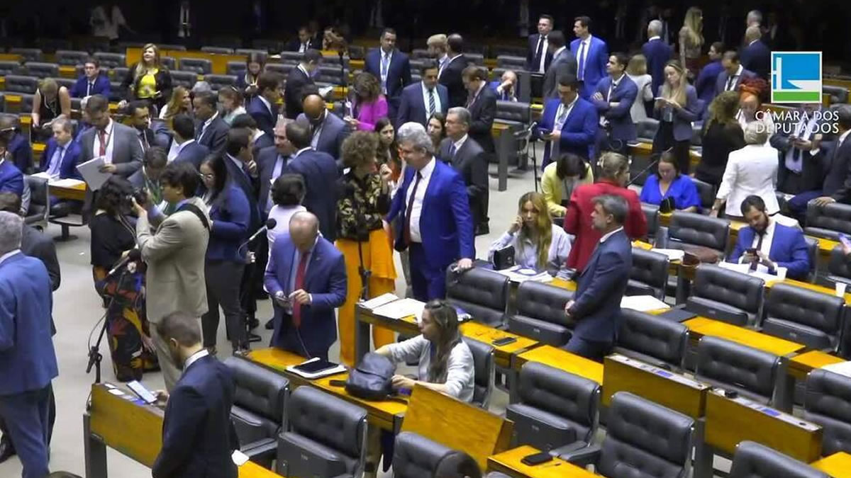 Câmara aprova PEC que aumenta blindagem judicial para deputados e senadores 3 Texto permite a parlamentares, por exemplo, barrarem prisão de colegas, em votação secreta. a Câmara ainda precisa votar dois destaques antes de a proposta ir para o Senado