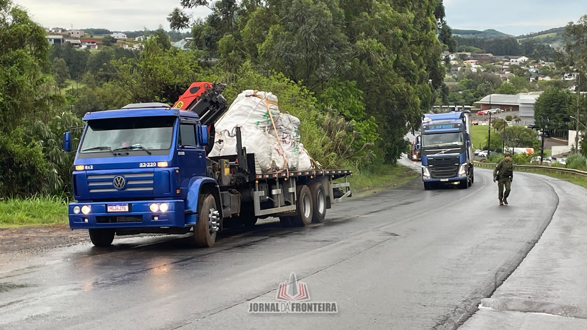 Caminhão carregado com 10 toneladas cobre é apreendido após perseguição, em Barracão 6 Ao receber ordem de parada o motorista iniciou a fuga, no entanto ao chegar a Serra do BNH, ele perdeu o controle e acabou tombando o caminhão