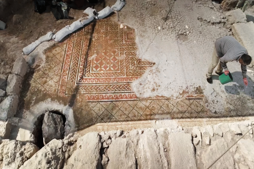 Arqueólogos descobrem mansão perdida de 1.600 anos com mosaicos e segredos surpreendentes; VEJA FOTOS 5 mosaicos 1