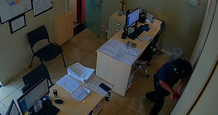 Homem invade igreja, arromba cofre e furta R$ 7 mil 13 nbtyu