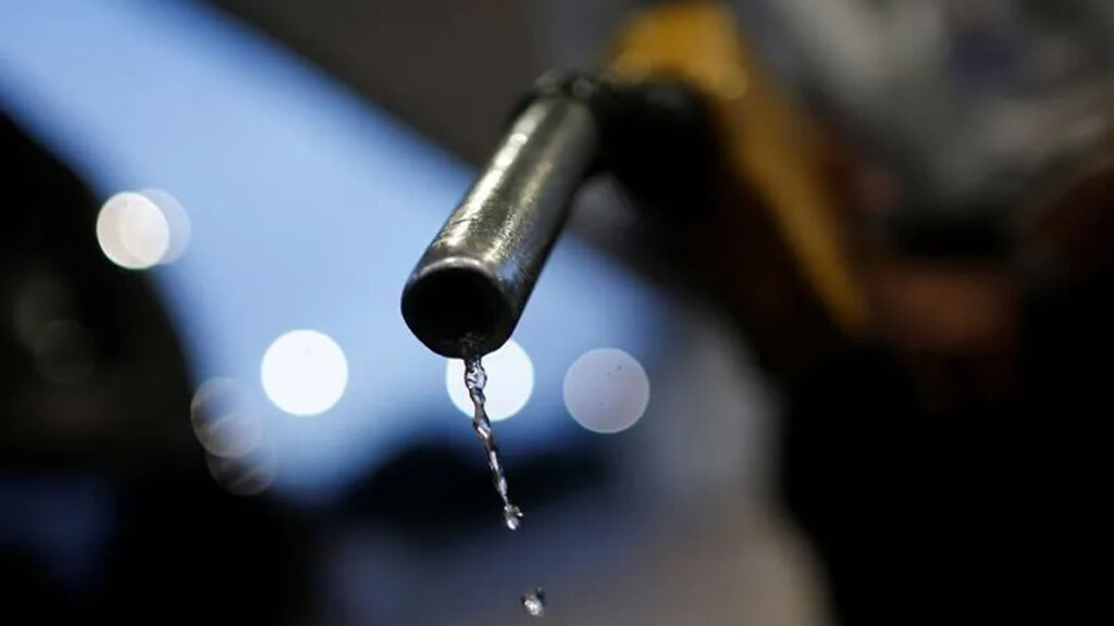 ICMS em gasolina e etanol sobe R$ 0,10 por litro a partir de janeiro 3 Secretários estaduais de Fazenda também vão elevar em R$ 0,05 a alíquota do ICMS sobre o litro do diesel no próximo ano