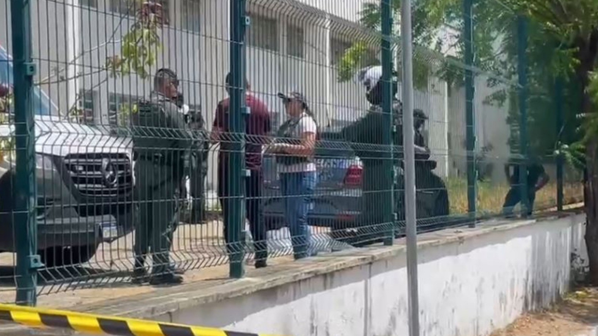 Os alunos mortos estavam no pátio da escola quando foram baleados durante ataque. Criminosos fizeram os disparos da calçada da escola